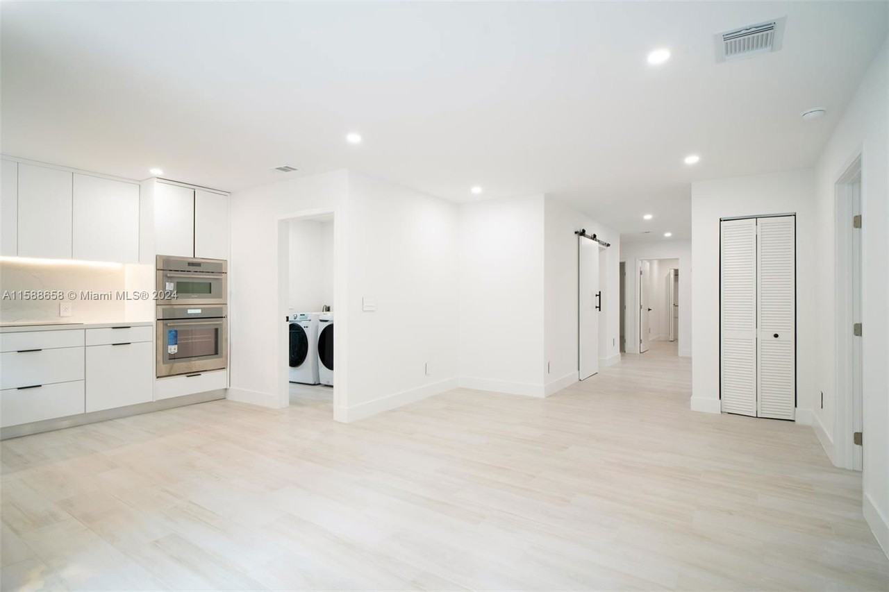 3666 Sw 26th St - Photo 4 of 8