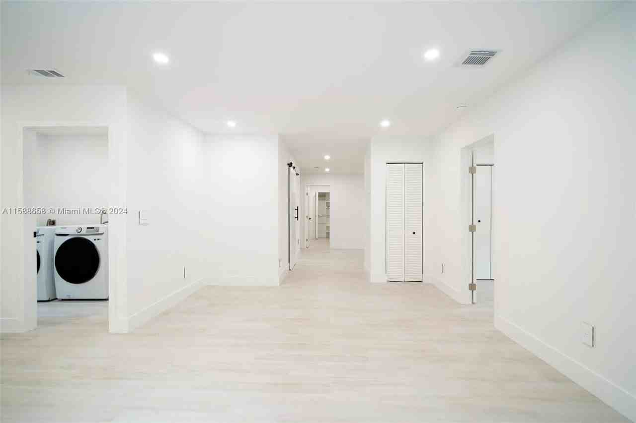 3666 Sw 26th St - Photo 5 of 8