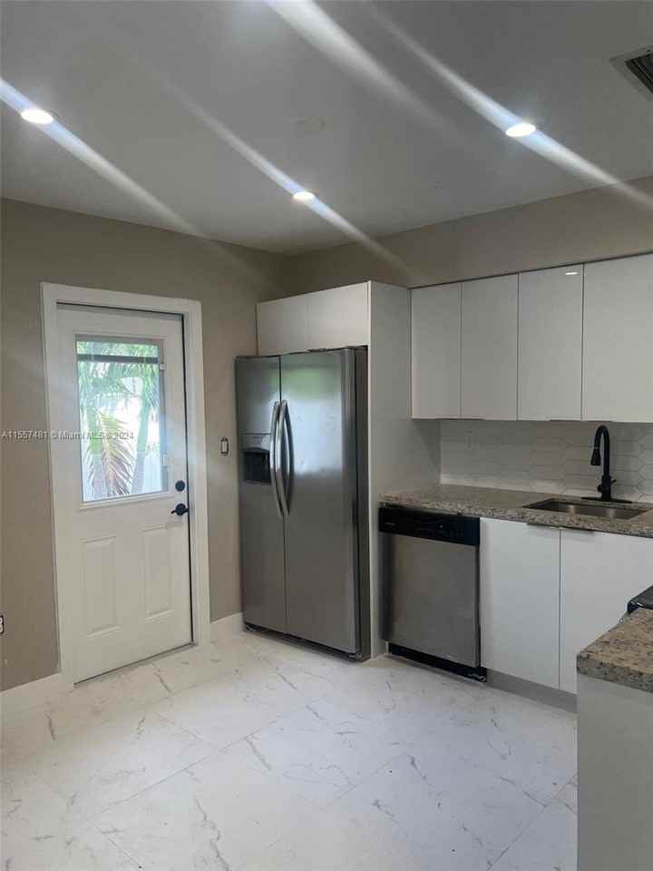 1212 Ne 121st St - Photo 2 of 8