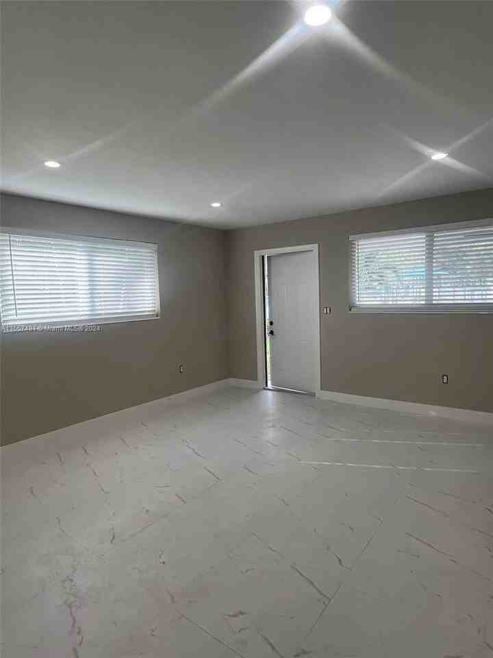 1212 Ne 121st St - Photo 3 of 8