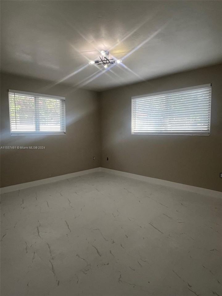 1212 Ne 121st St - Photo 5 of 8