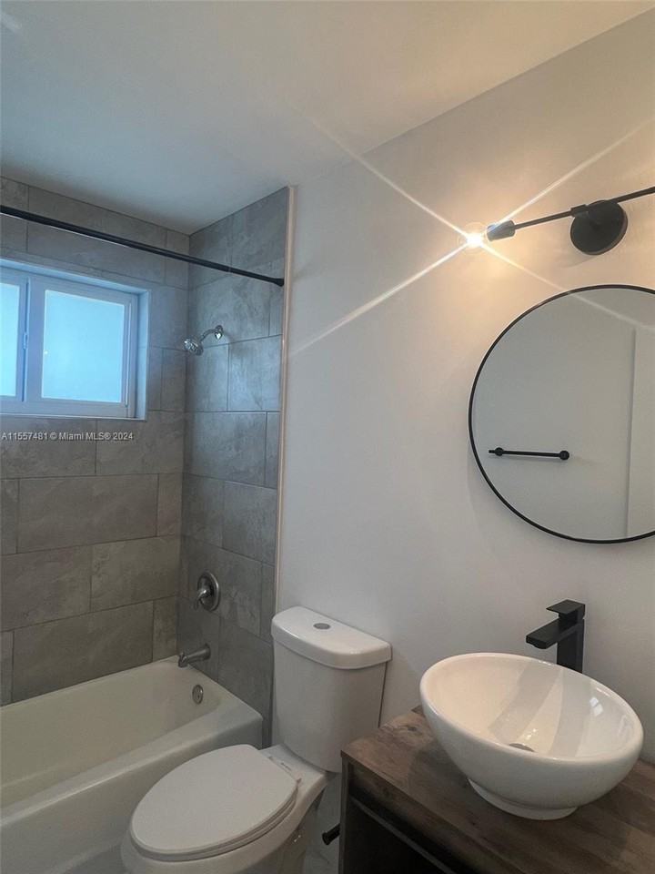 1212 Ne 121st St - Photo 6 of 8