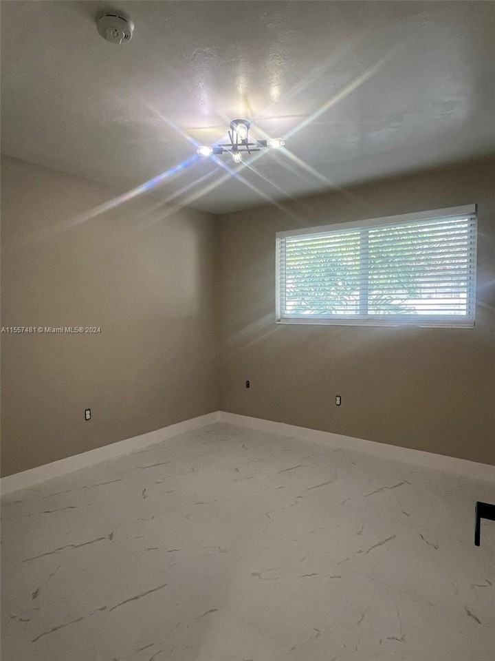 1212 Ne 121st St - Photo 7 of 8