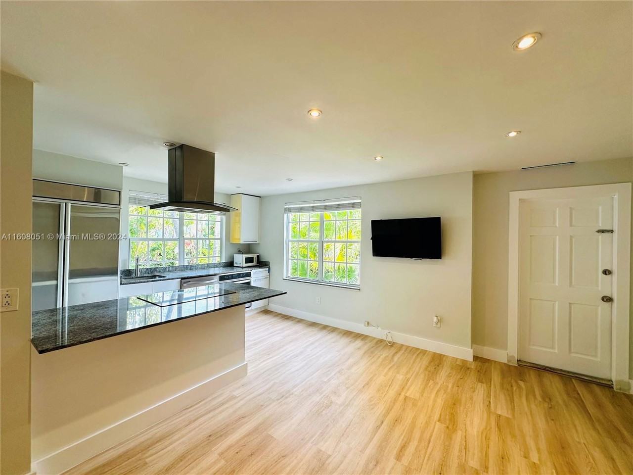 940 7th St - Photo 2 of 8