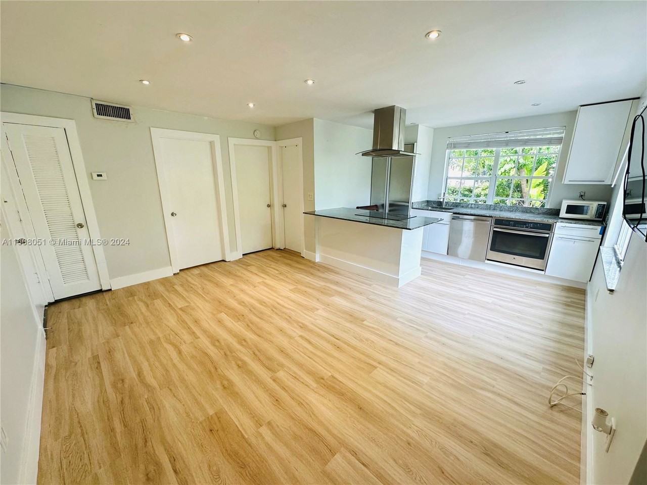 940 7th St - Photo 3 of 8