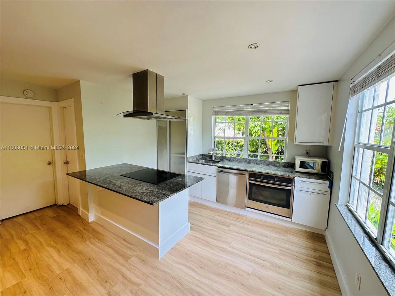 940 7th St - Photo 4 of 8