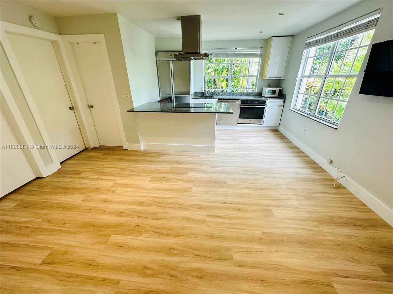 940 7th St - Photo 5 of 8