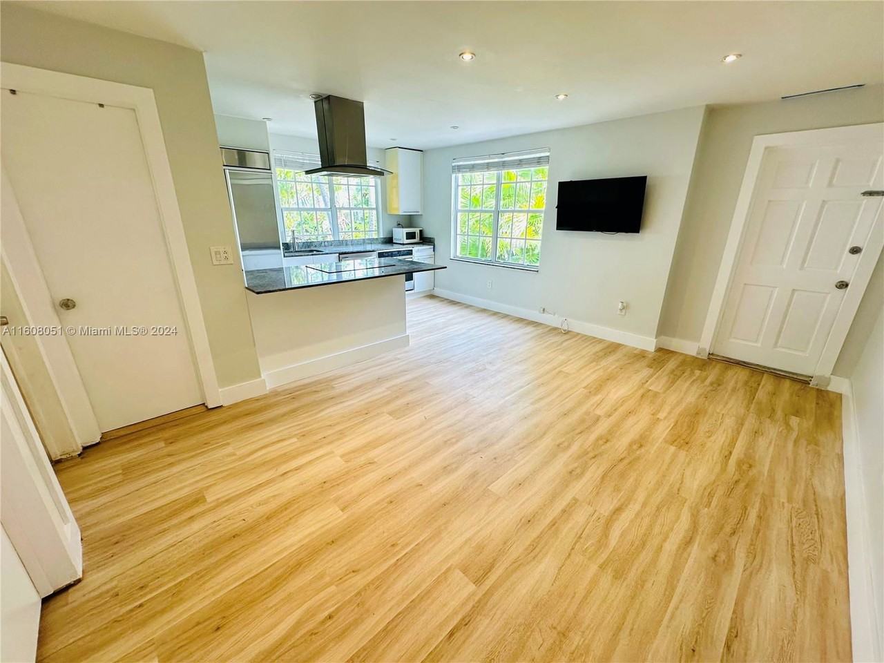 940 7th St - Photo 6 of 8