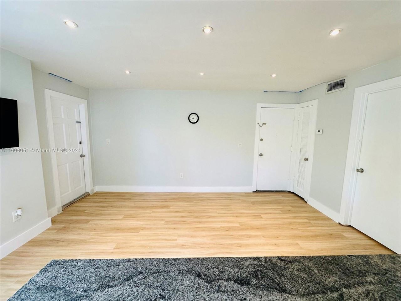 940 7th St - Photo 7 of 8