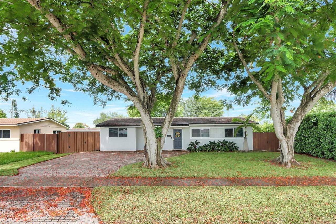 4435 Sw 102nd Ct - Photo 2 of 8