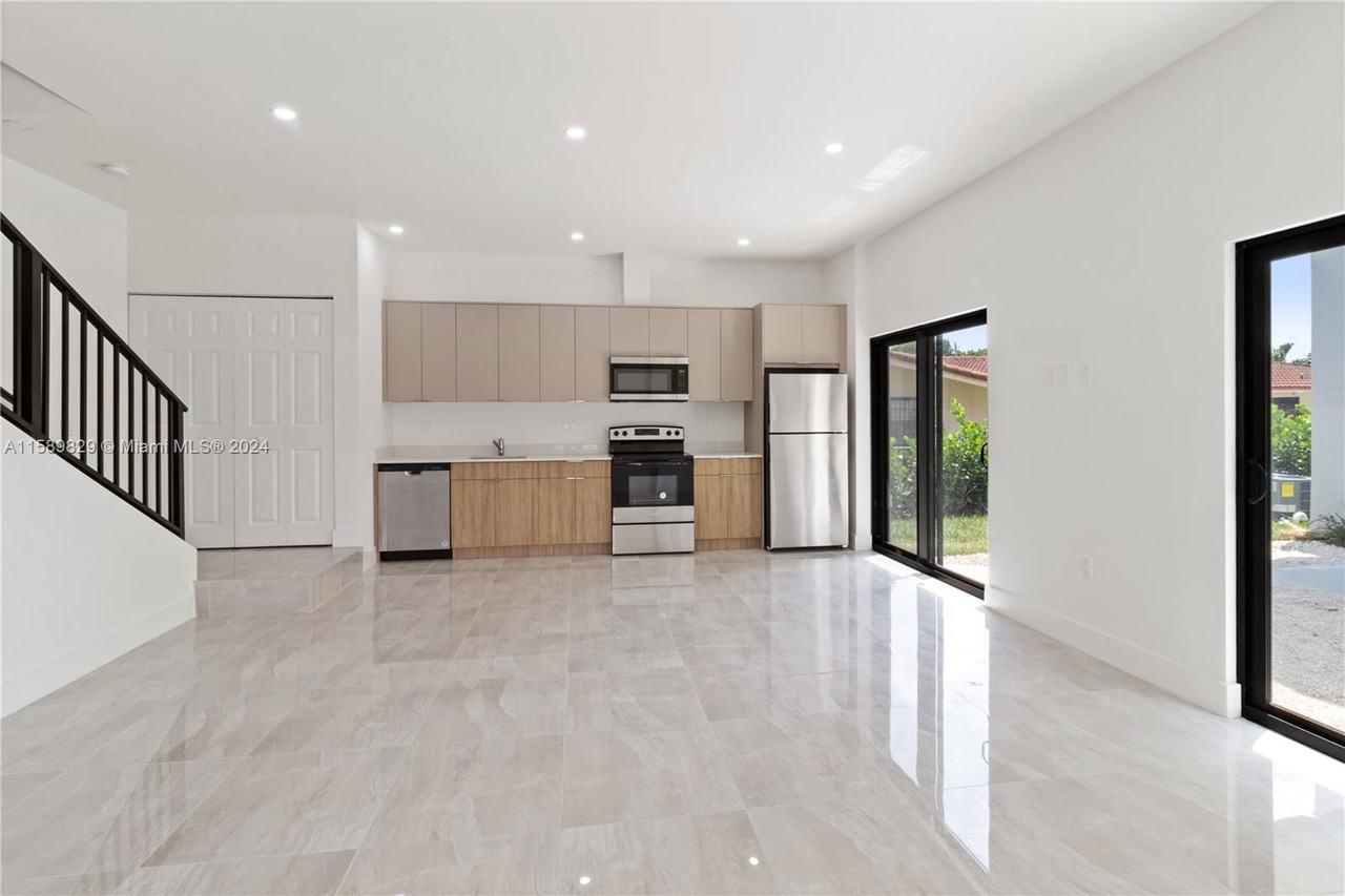 135 Sw 114th Ave - Photo 2 of 8