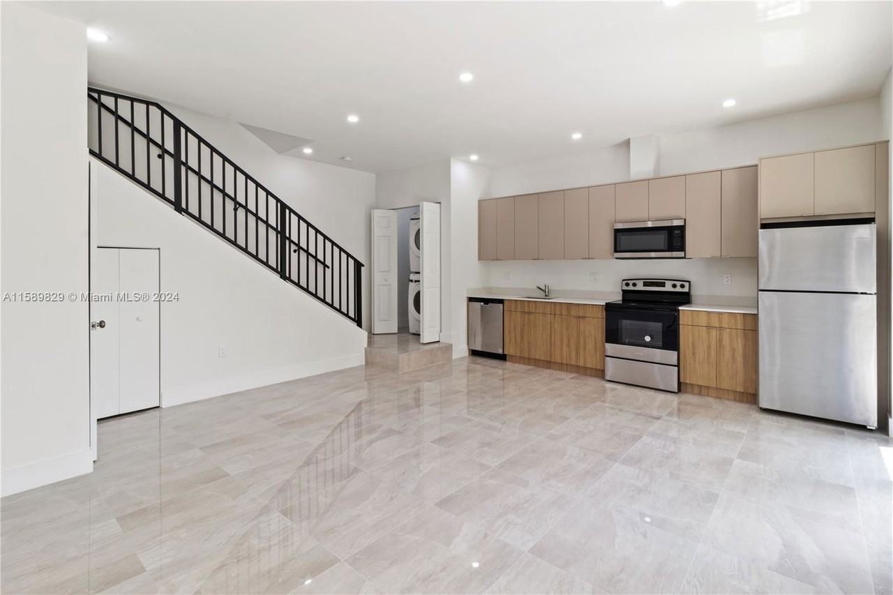 135 Sw 114th Ave - Photo 3 of 8