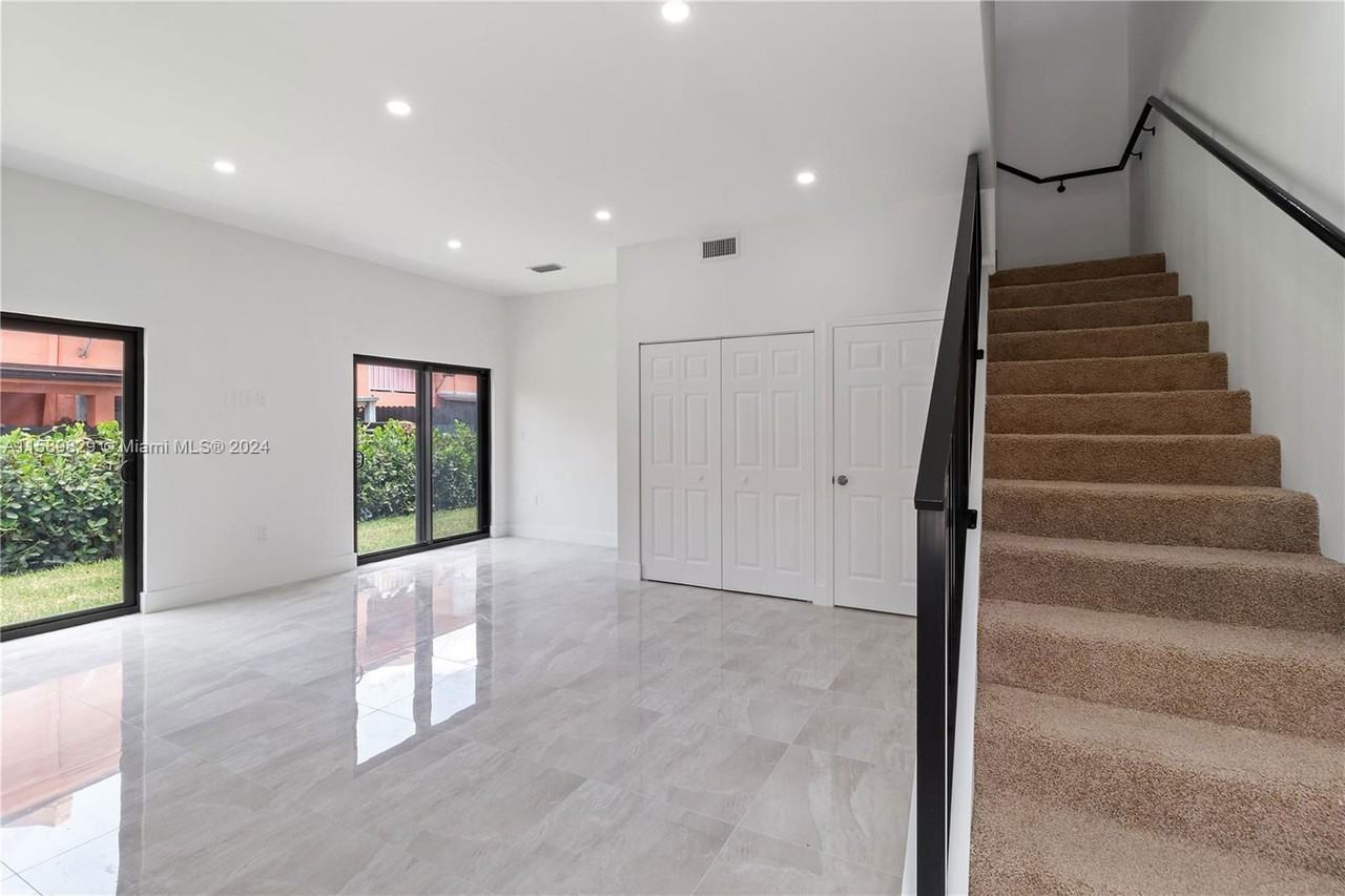 135 Sw 114th Ave - Photo 5 of 8