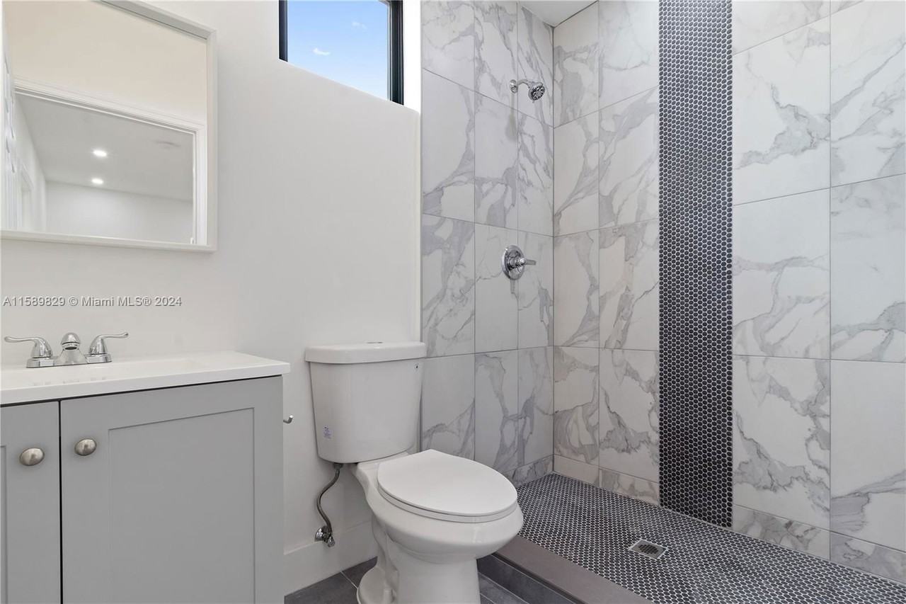 135 Sw 114th Ave - Photo 7 of 8