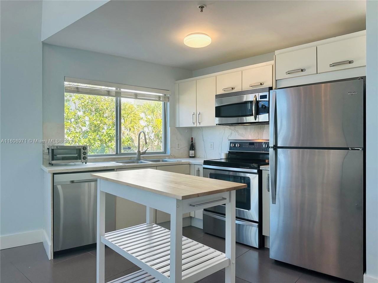 7700 Collins Ave - Photo 5 of 8
