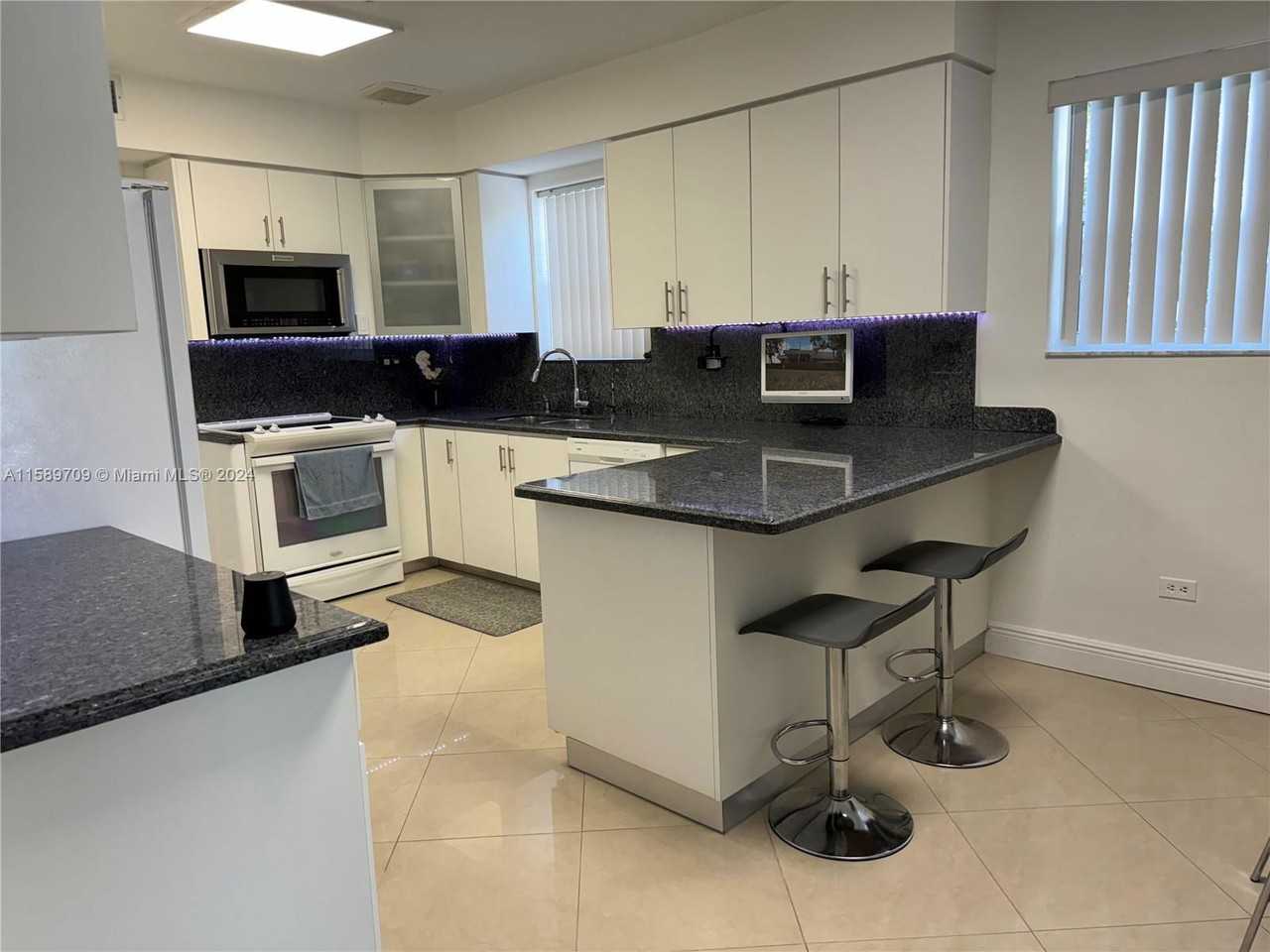 1611 71st St - Photo 5 of 8