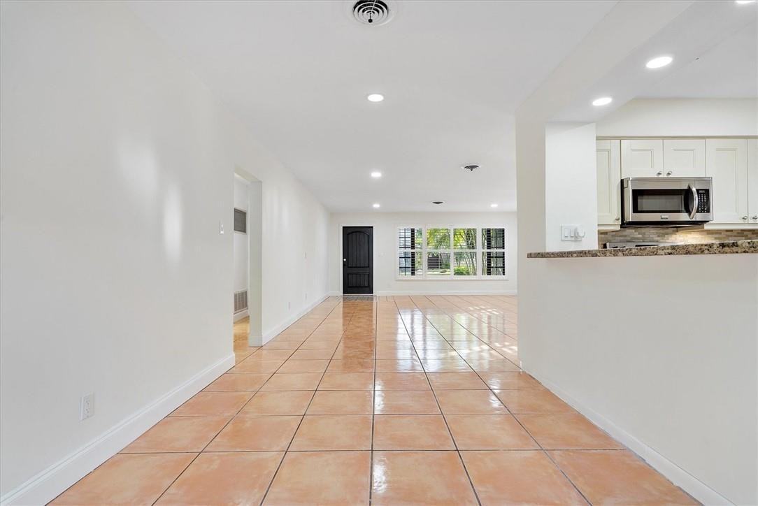 1123 Lincoln St - Photo 6 of 8