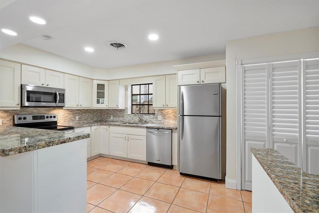 1123 Lincoln St - Photo 7 of 8