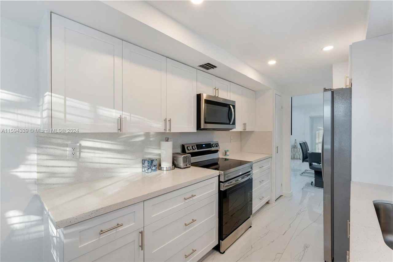 9165 Harding Ave - Photo 5 of 8