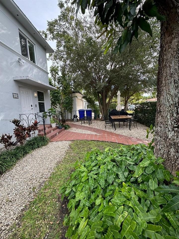 685 Sw 19th Rd - Photo 2 of 8