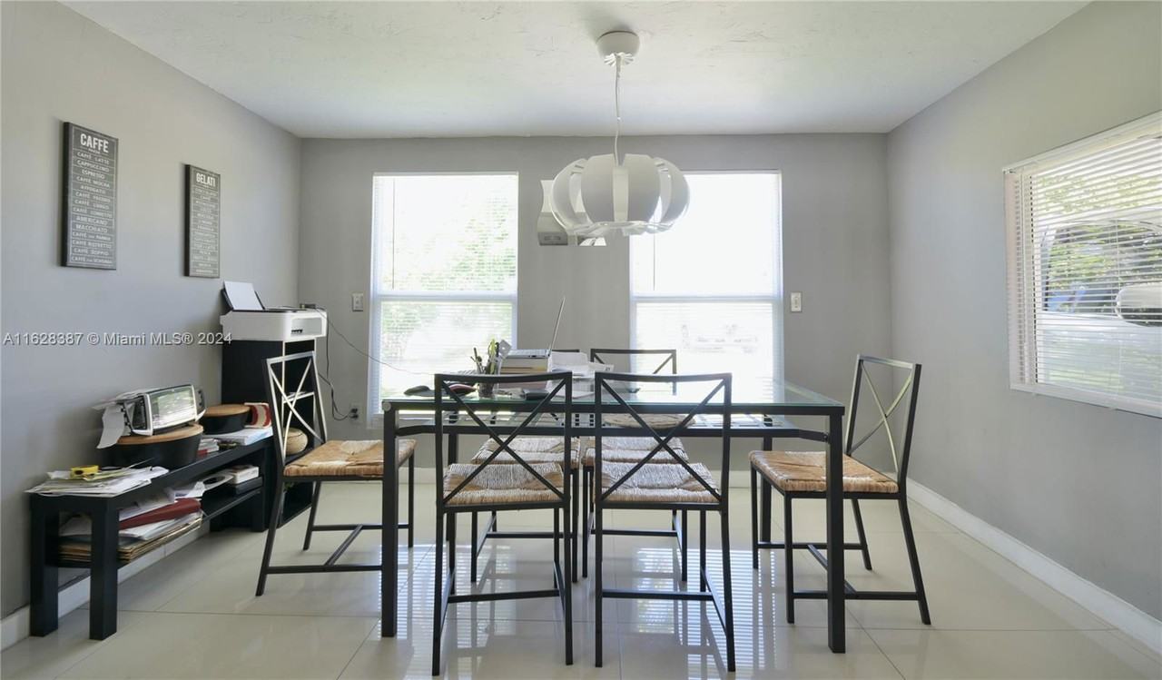 18076 Ne 19th Ave - Photo 3 of 8