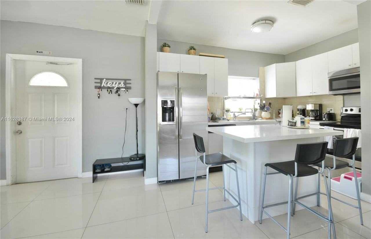 18076 Ne 19th Ave - Photo 5 of 8