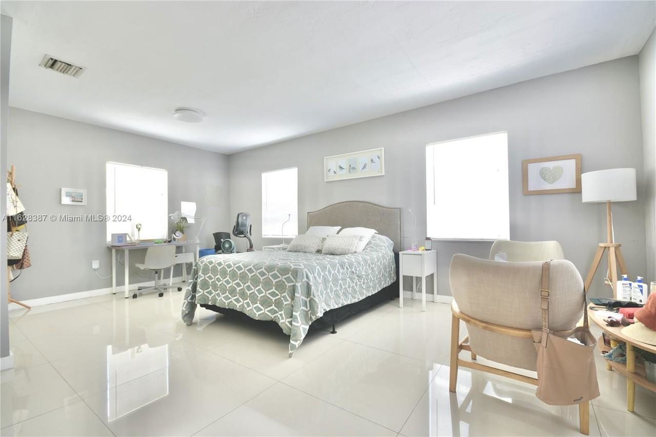 18076 Ne 19th Ave - Photo 6 of 8