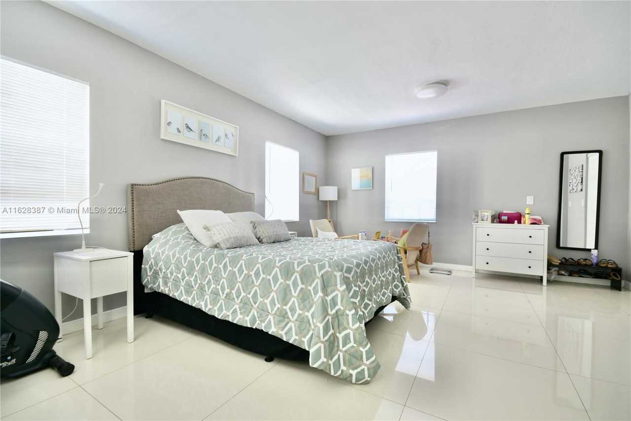 18076 Ne 19th Ave - Photo 7 of 8