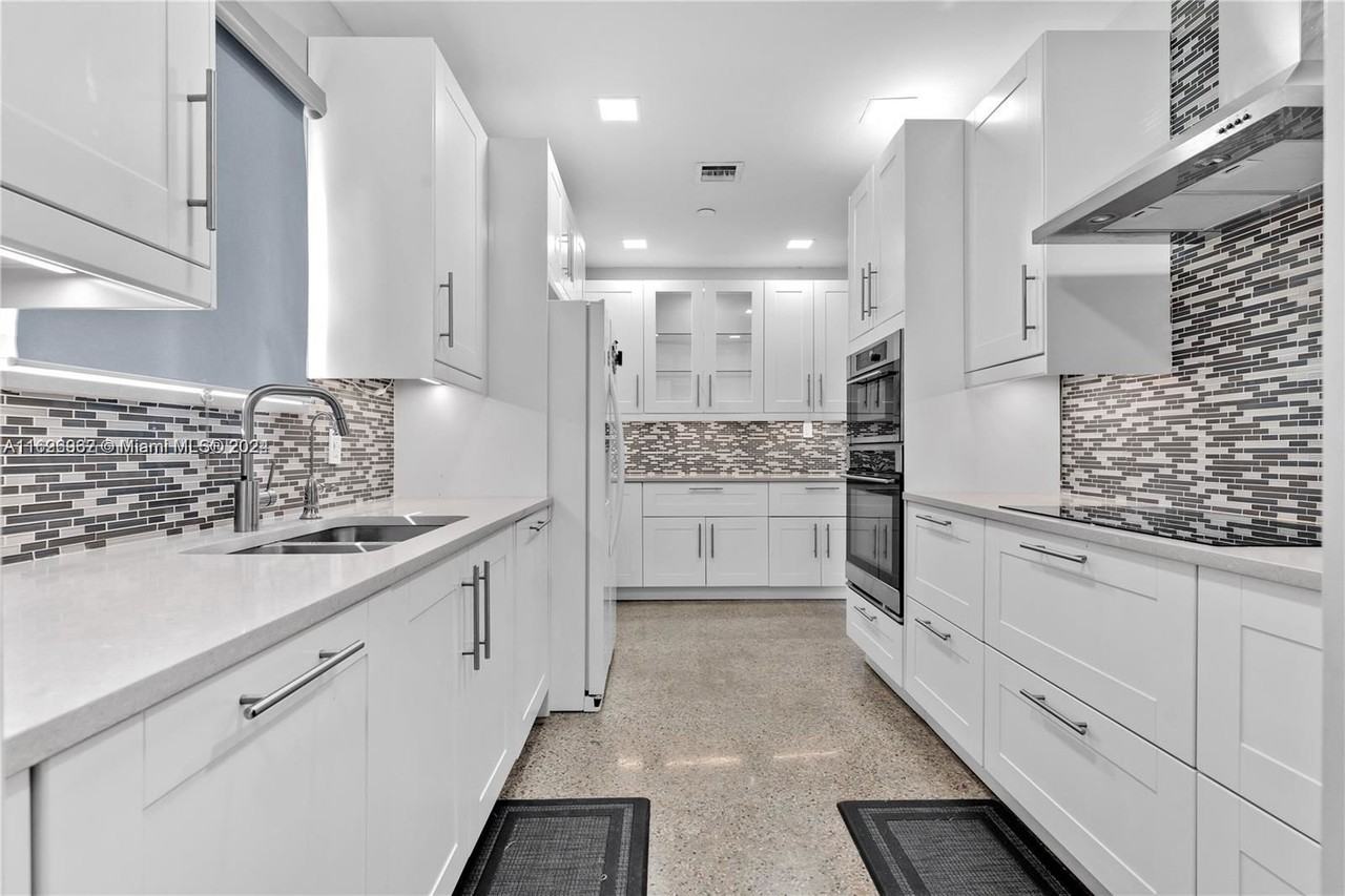 211 Ne 174th St - Photo 2 of 8