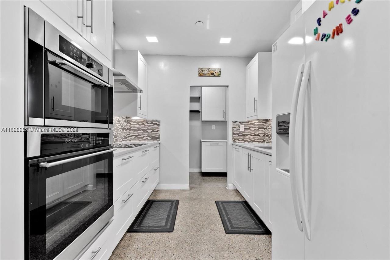 211 Ne 174th St - Photo 3 of 8