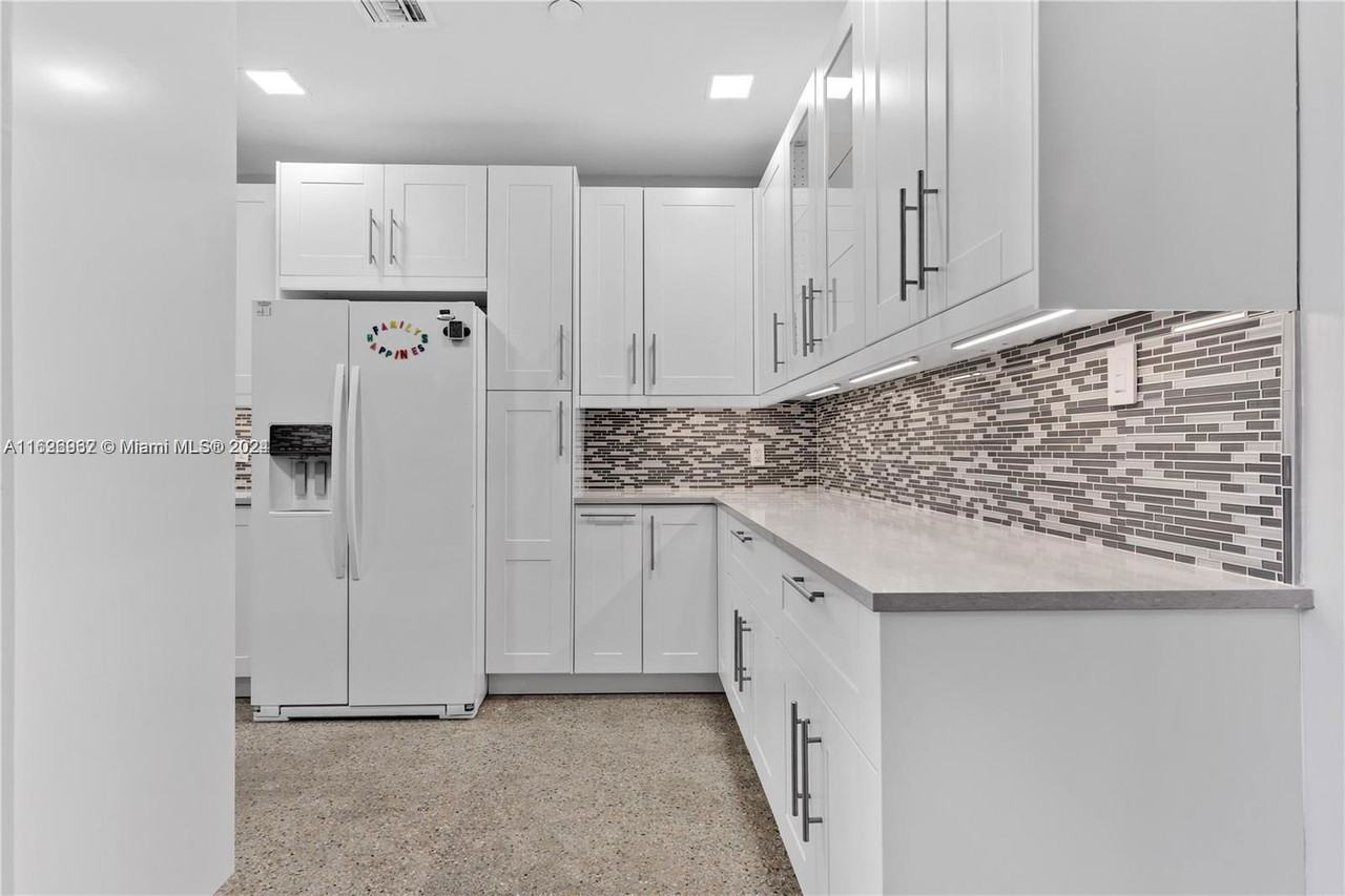 211 Ne 174th St - Photo 5 of 8