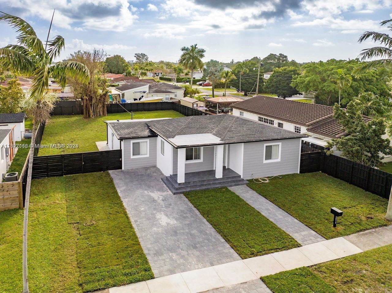 3015 Sw 69th Ave - Photo 2 of 8