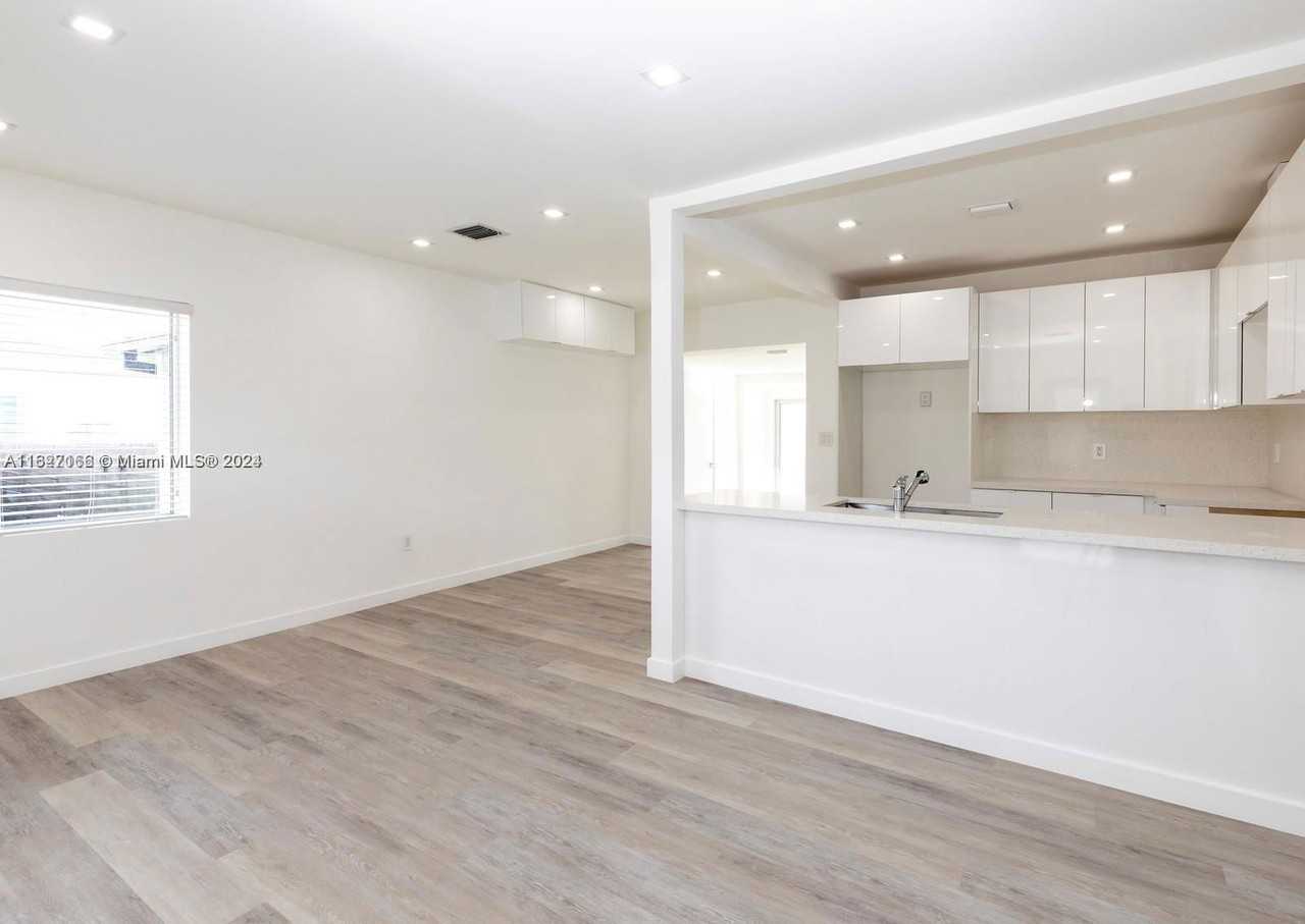 3015 Sw 69th Ave - Photo 4 of 8