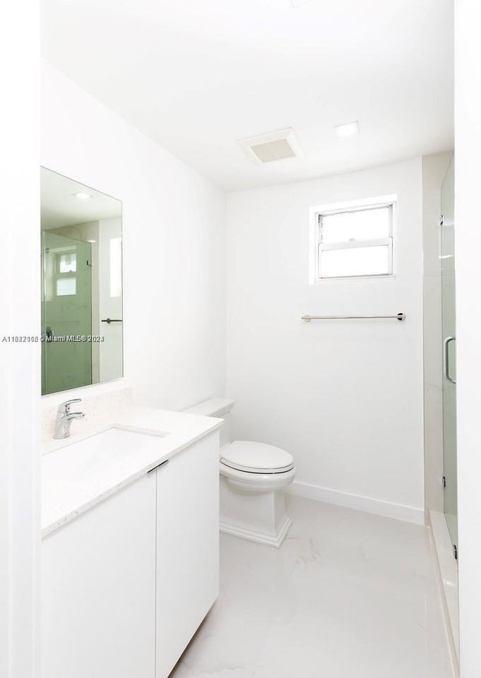 3015 Sw 69th Ave - Photo 6 of 8