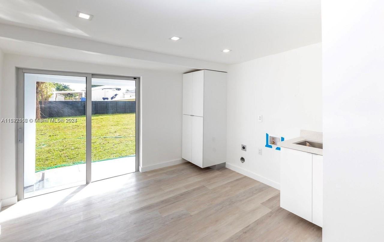 3015 Sw 69th Ave - Photo 7 of 8