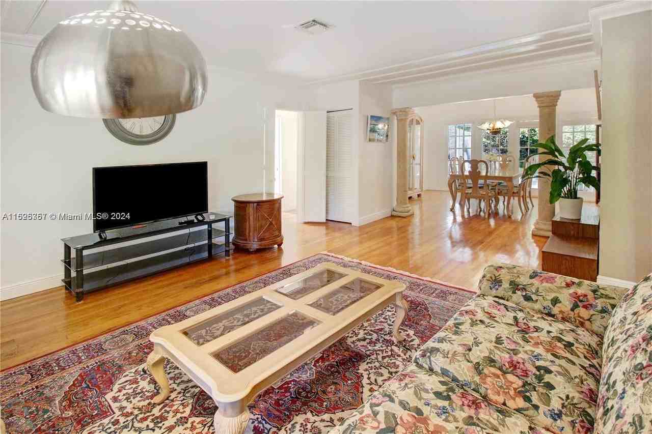 3030 Sw 57th Ave - Photo 4 of 8