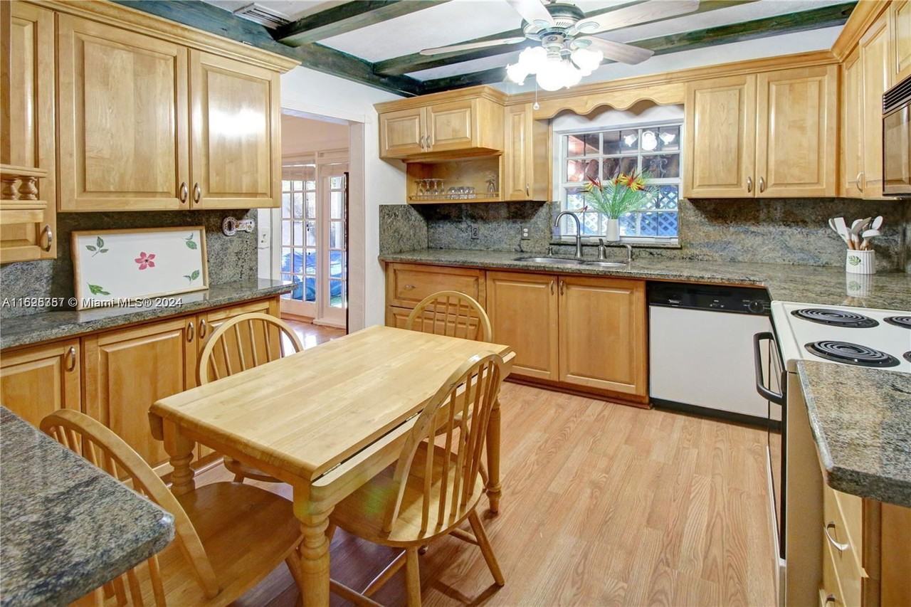 3030 Sw 57th Ave - Photo 7 of 8