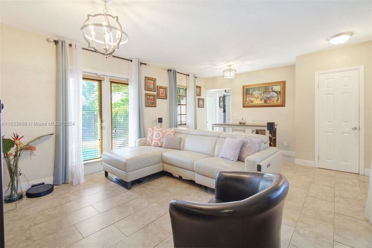 8230 Sw 30th St - Photo 7 of 8