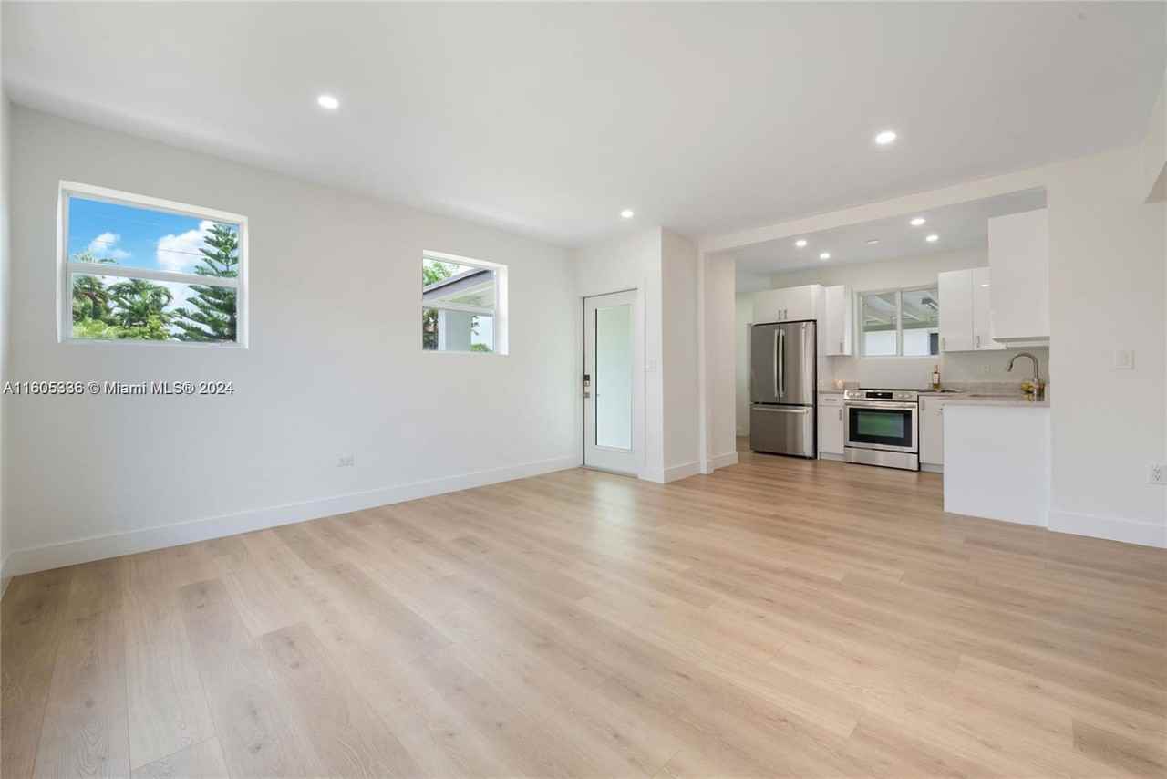 2811 Sw 65th Ave - Photo 5 of 8