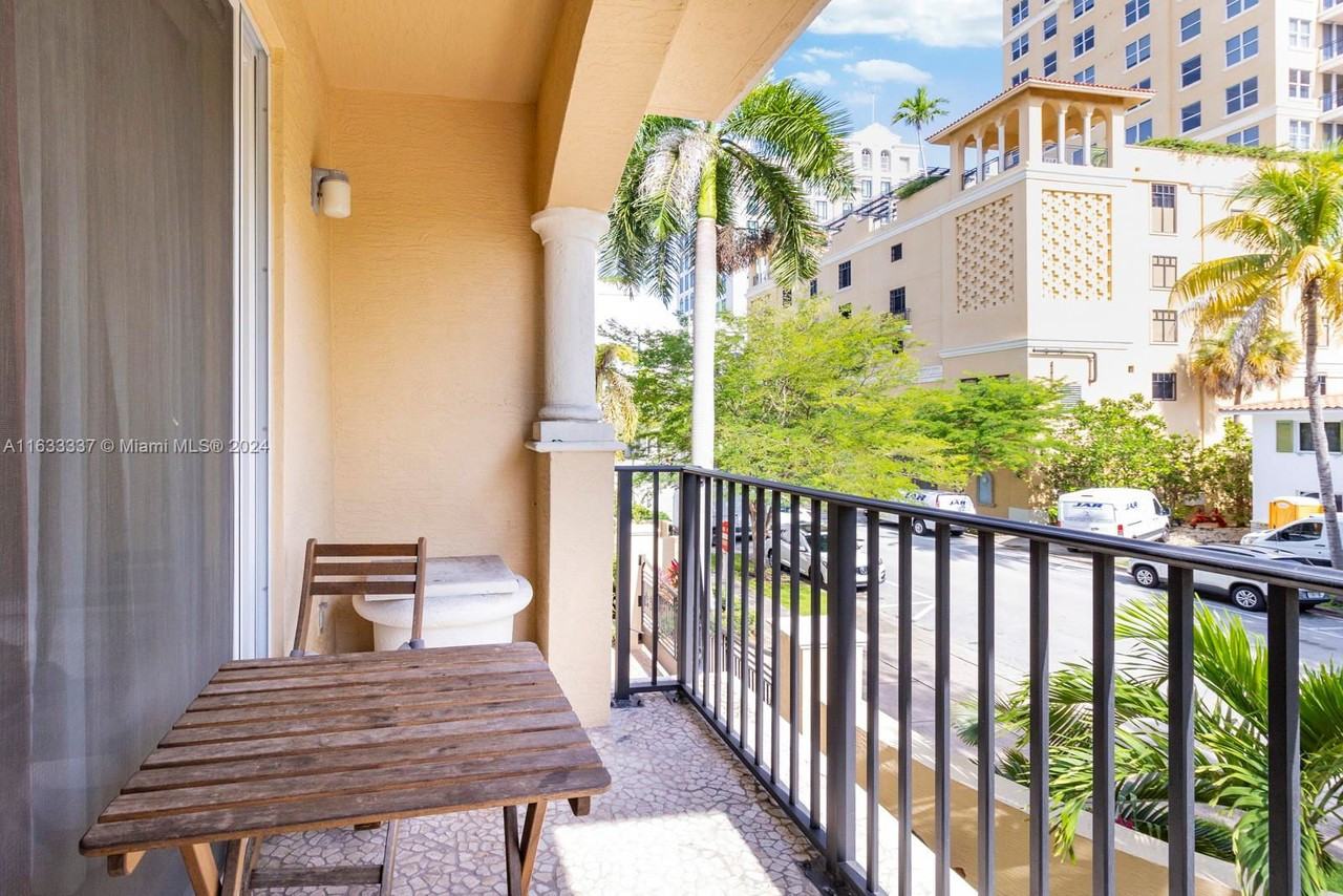 118 Zamora Ave - Photo 2 of 8