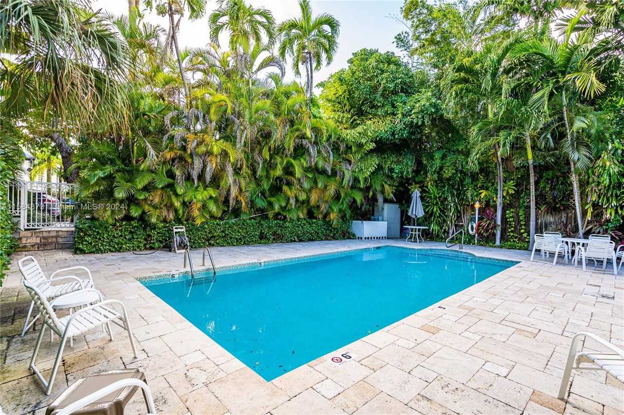 2945 Bridgeport Ave - Photo 4 of 8