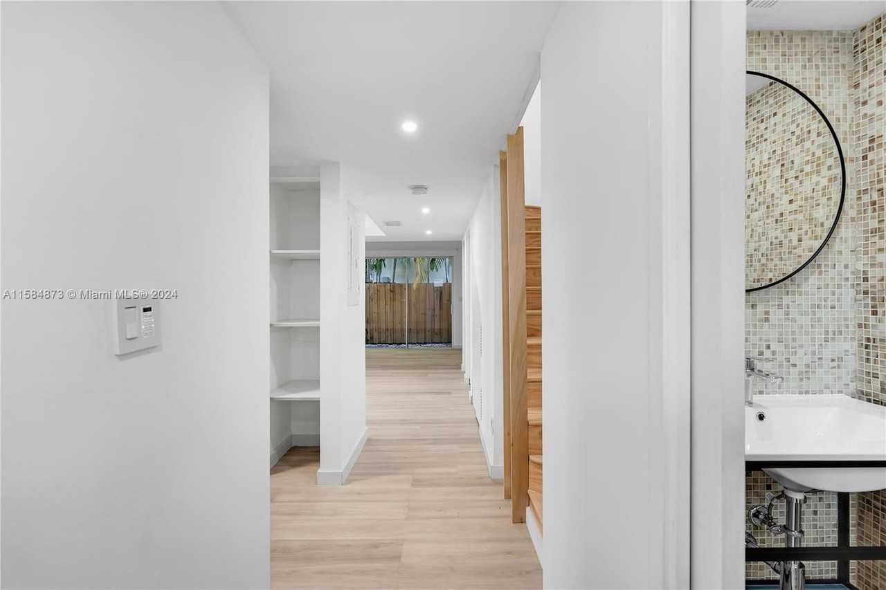 2945 Bridgeport Ave - Photo 5 of 8