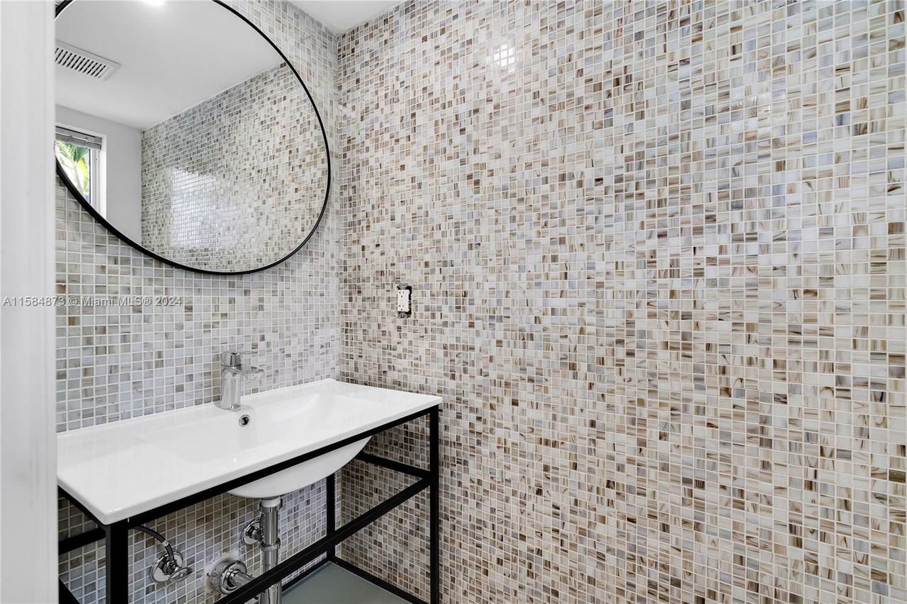 2945 Bridgeport Ave - Photo 6 of 8