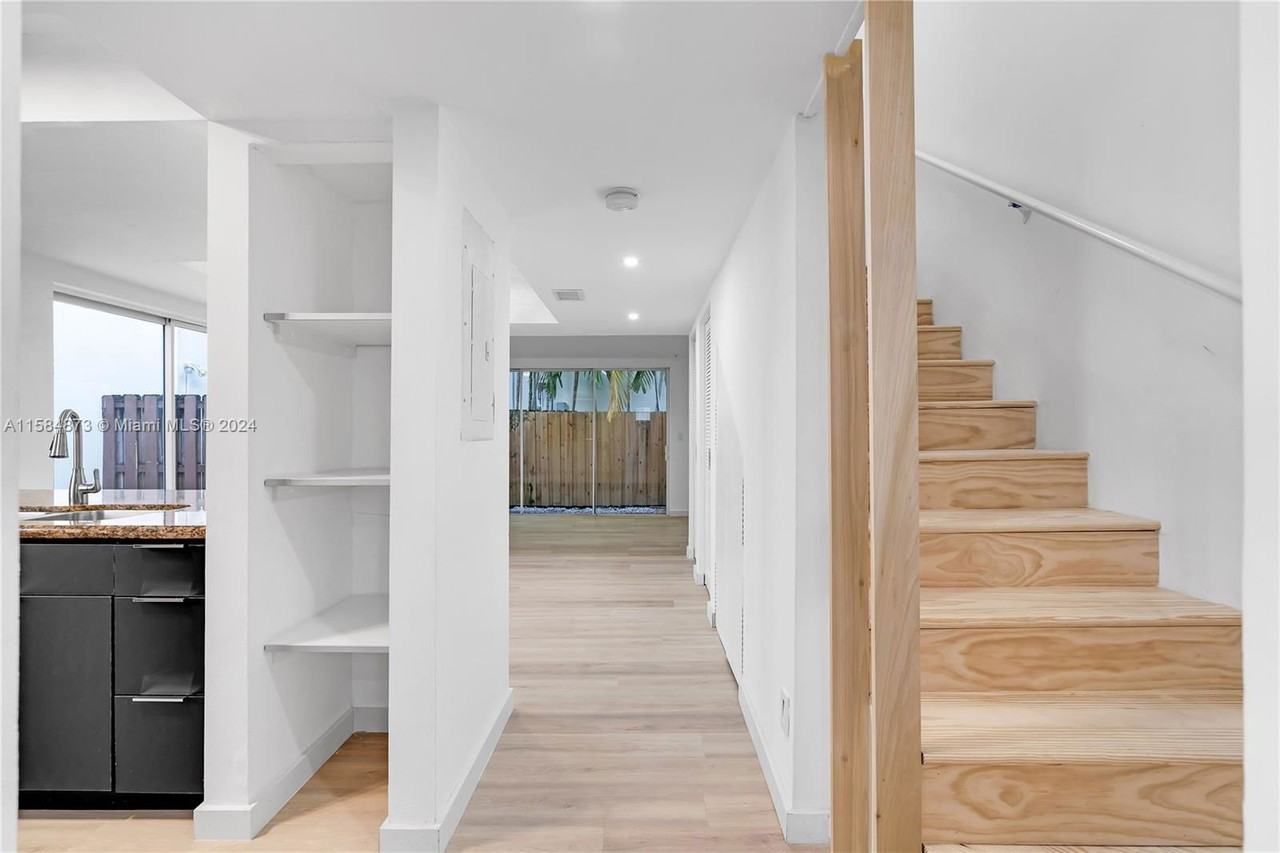 2945 Bridgeport Ave - Photo 7 of 8