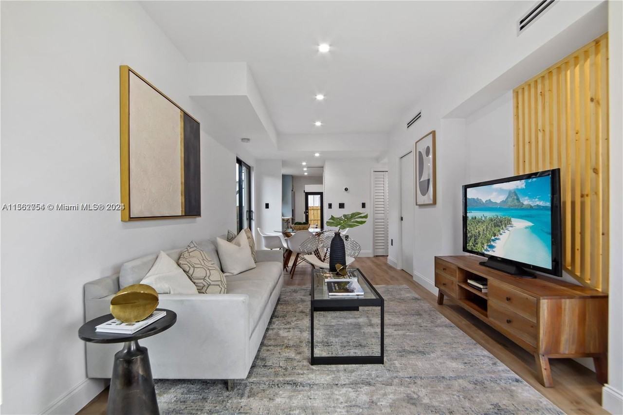 6319 Sw 60th Ave - Photo 2 of 8