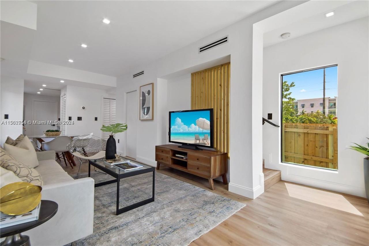 6319 Sw 60th Ave - Photo 4 of 8