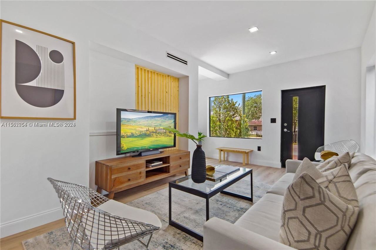 4108 Sw 62nd Ave - Photo 3 of 8