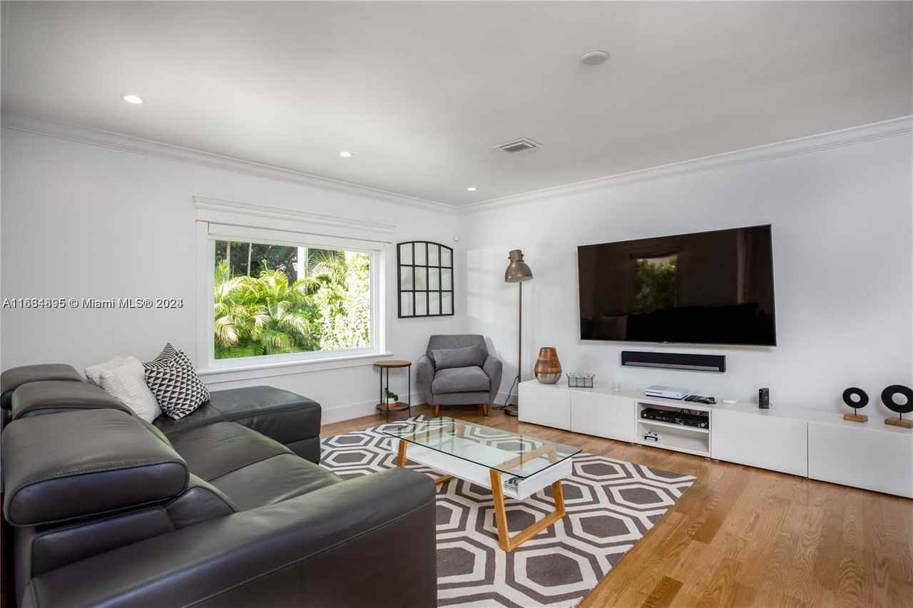 52 Montilla Ave - Photo 3 of 8