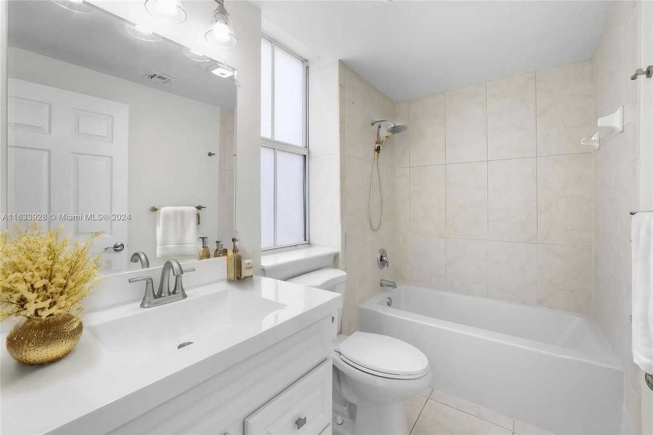 6831 Sw 44th St - Photo 7 of 8