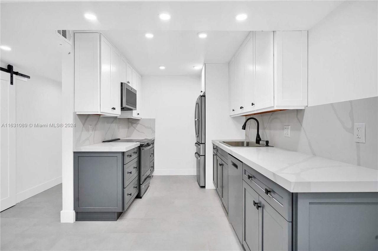 4600 Sw 67th Ave - Photo 4 of 8